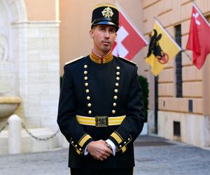 Oficerowie Gwardii Szwajcarskiej w nowych mundurach wyjściowych