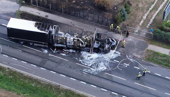 Dębówka. Tir zderzył się z osobówką. Oba pojazdy spłonęły!