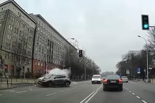Wypadek w Warszawie - złamanie przepisów zakończyło się zderzeniem [WIDEO]