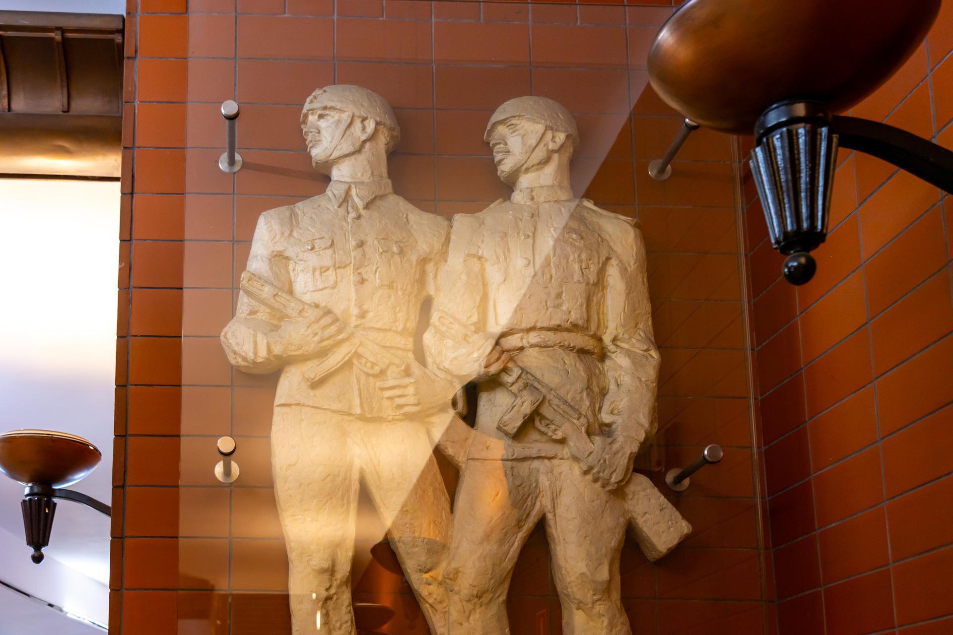 Ruchome schody Trasy W-Z i radziecka tablica sterująca - zobacz zdjęcia wyjątkowego miejsca