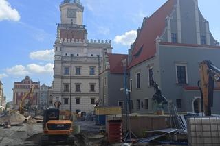 Kładą kostkę granitową na Starym Rynku w Poznaniu