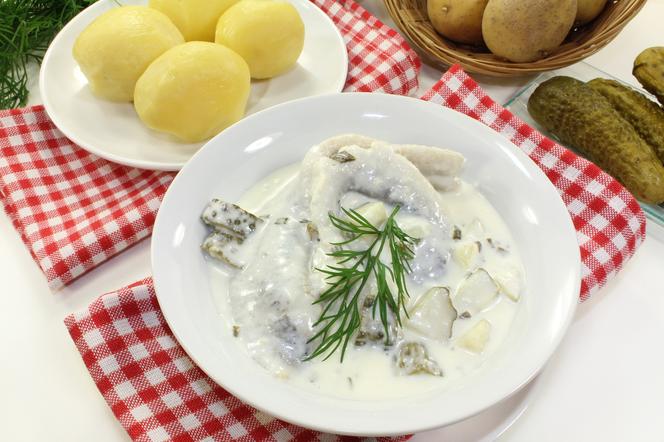 Zimna zupa śledziowa z gorącymi ziemniakami: łatwy przepis na tradycyjne danie