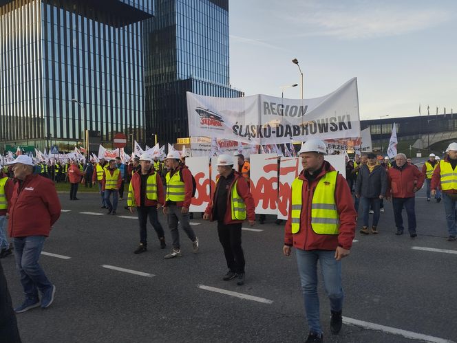 Protest w Katowicach. Tysiące związkowców na ulicach. Padły mocne słowa o „zbrodniczej ideologii”