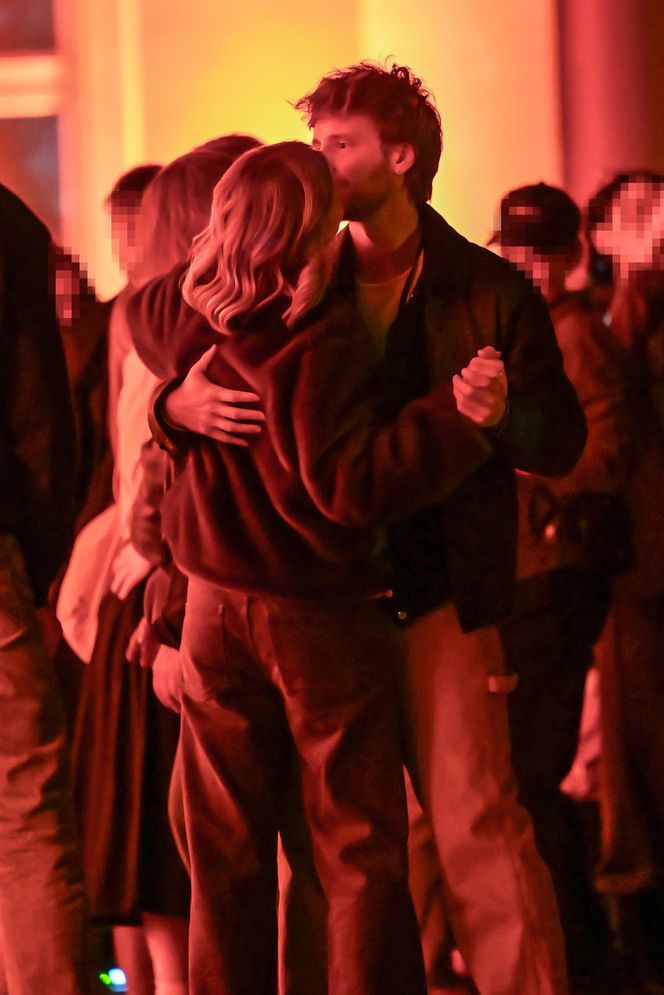 Maciej Musiał całował ukochaną na balkonie