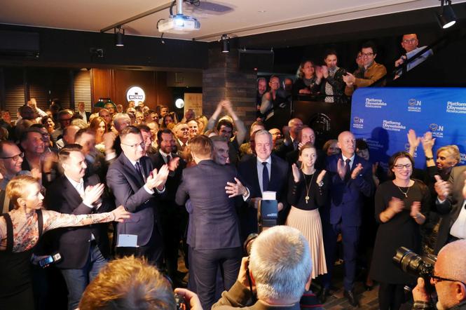 Koalicja Obywatelska i prezydent Tadeusz Truskolaski  dowiadują się że sondaże wykluczają pierwszą turę i wygrana jest w  zasięgu ręki.