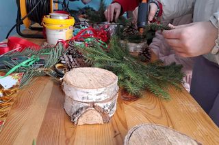 Udekorowana choinka stanęła na środku rzeki w Kaliszu