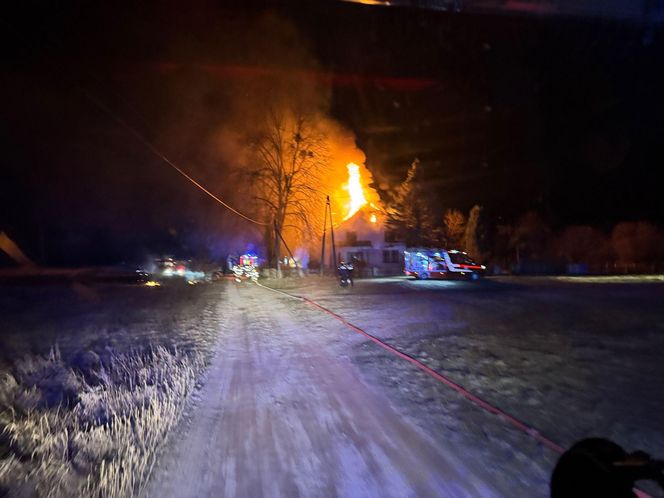 W pożarze domu rodzina straciła cały majątek. Straż nie dojechała na czas? Mamy komentarz