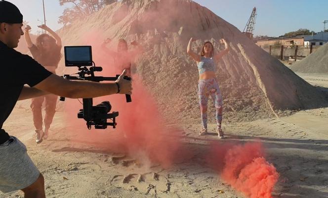 Sachiel na planie klipu "Ponad chmurami"