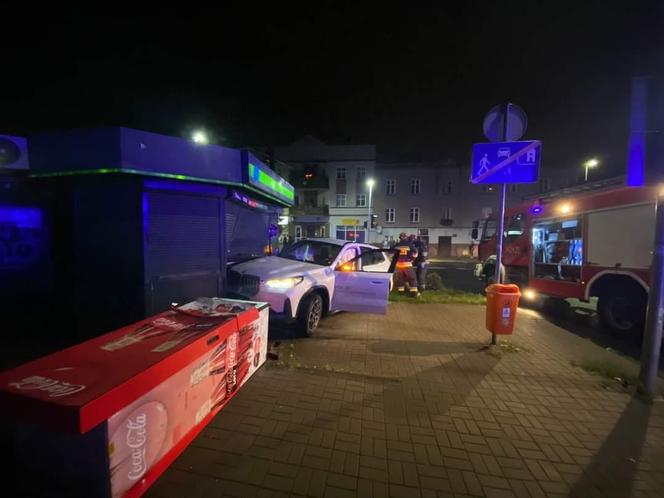 Wypadek w Toruniu. Samochód wjechał w kiosk