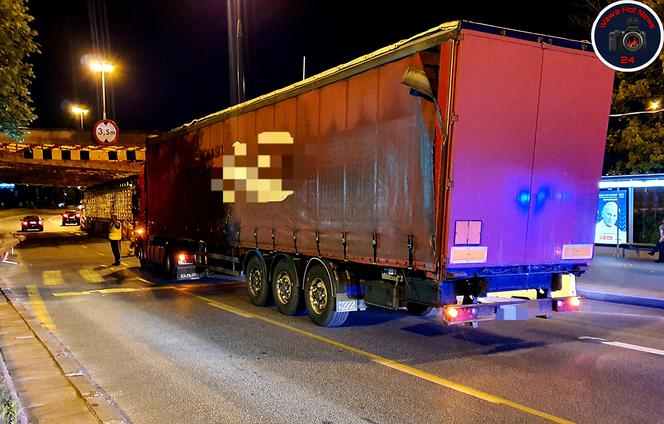 Ciężarówka nie zmieściła się pod wiaduktem