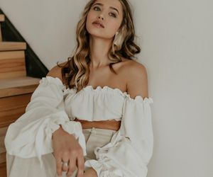 Wiosną i latem nosimy romantyczne bluzki boho. Z czym je łączyć? 