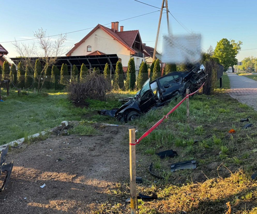 Samochód wjechał na chodnik. Nie żyje młody mężczyzna