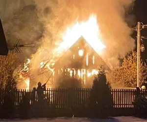 Pożar domu w powiecie kieleckim. Palił się dom w gminie Mniów. Gasiło go sześć zastępów straży