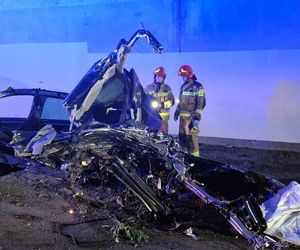 Potężne uderzenie w wiadukt. Nie żyje 20-letni kierowca volkswagena
