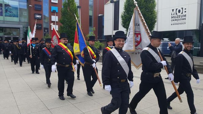 Tyle szczęścia na raz tylko w Bydgoszczy. Przez miasto maszerowało 150 kominiarzy, w tym trzech z Włoch