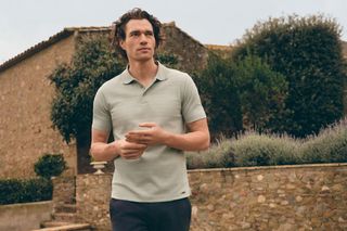 Letnia szafa kapsułowa. Naturalne materiały i minimalizm w dobrym stylu  