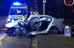 Potworny wypadek w Warszawie. BMW roztrzaskane o drzewo, kierowca zakleszczony