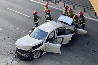 Gigantyczny korek na S8 w kierunku Poznania. BMW huknęło w barierki