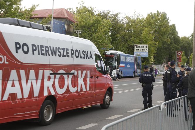 Karol Nawrocki przyjechał do TVP. Symboliczny gest i mocne wsparcie z zaplecza