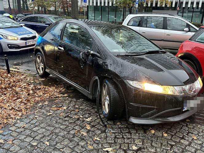 Niecodzienna kolizja w Śródmieściu. Pijana zgłosiła pijanego, oboje zostali zatrzymani