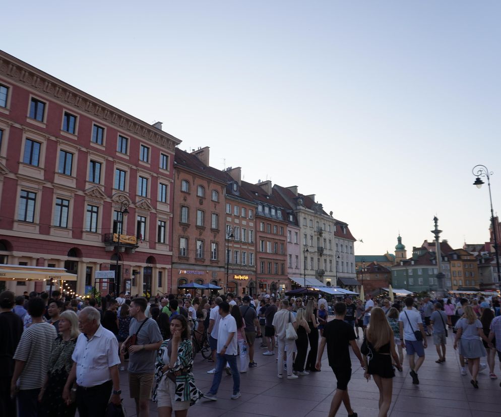 Tłum ludzi na ulicy w Warszawie