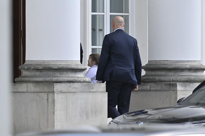 Karol Nawrocki który odbiera Kasię ze szkoły.