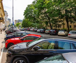 Ulice Śródmieścia Warszawy, na których urzędnicy dostaną miejsca parkingowe