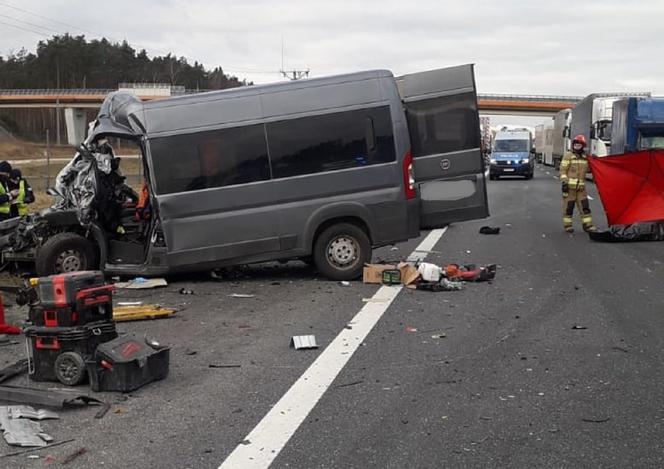 Tragedia w Małopolsce. W koszmarnym wypadku busa zginęły 4 osoby [ZDJĘCIA]