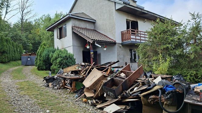 Spłonął dom rodziny strażaka z Małopolski, a jego mama walczy o życie. Ruszyła zbiórka dla pogorzelców