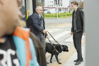 Niewidomy minister Wdówik na zakupach 