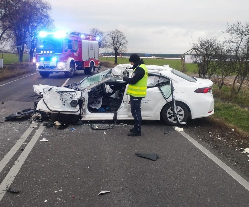 Tragiczny wypadek pod Lesznem. Przód osobówki został kompletnie zmiażdżony. Strażacy wycinali z wraku poszkodowaną