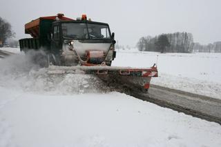 Śnieżyca daje się we znaki kierowcom. Ratusz wysłał ARMIĘ pługów na ulice!