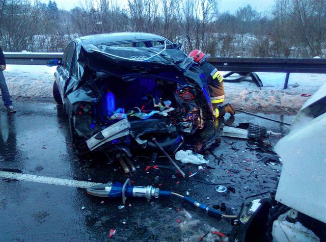 Wypadek na Pileckiego. Zderzyły się dwa samochody. Jedna osoba trafiła do szpitala