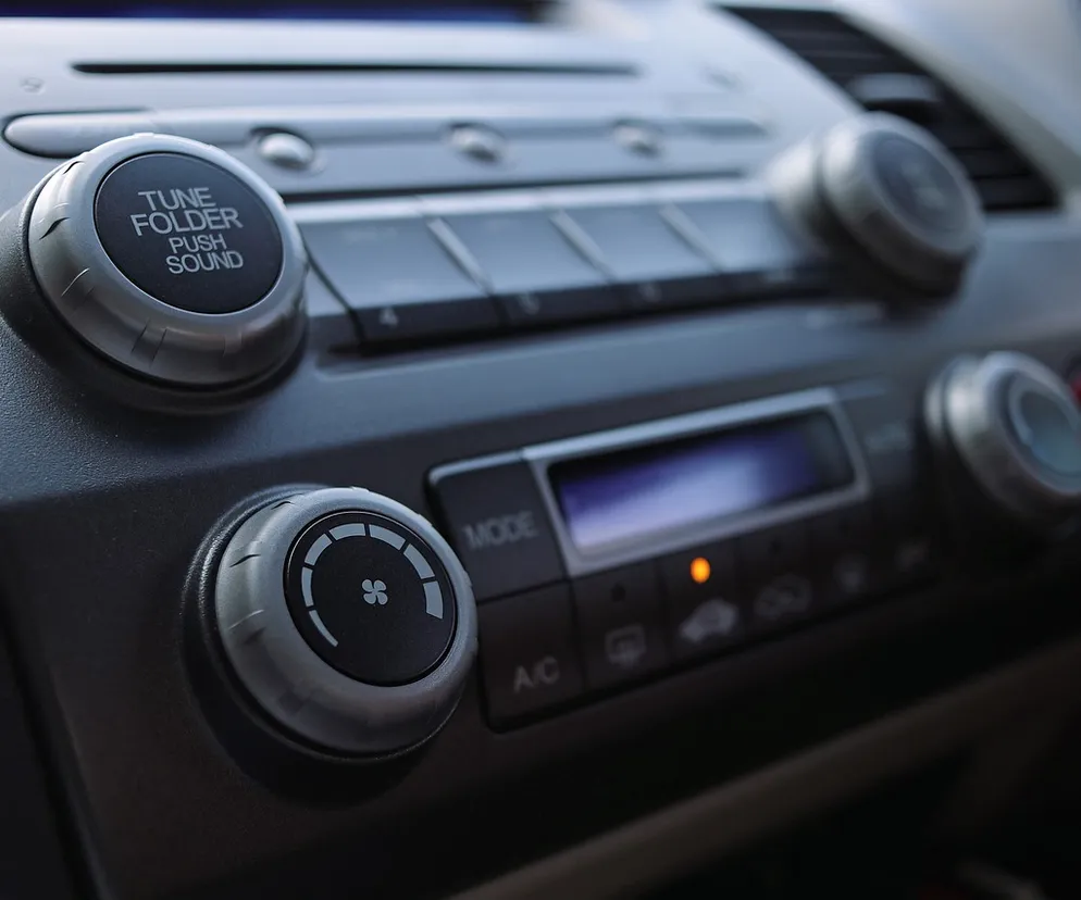 Muzyka w samochodzie ma wpływ na bezpieczeństwo jazdy. Istotny jest zarówno rodzaj utworów, jak i poziom decybeli w kabinie pojazdu