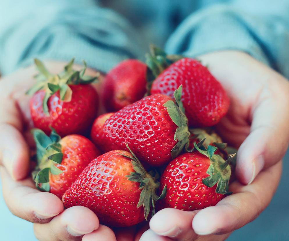 Nowe badanie zaskakuje. Truskawki, granaty i orzechy w walce z Alzheimerem
