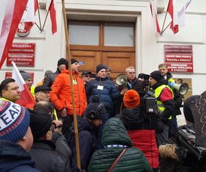 Protest w Bydgoszczy. Rolnicy próbowali wejść do urzędu. Policja użyła gazu 