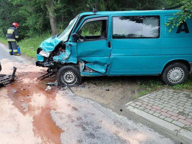 Łazy Biegonickie. Jedna osoba w szpitalu po zderzeniu dwóch dostawczaków