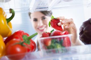 Które warzywa i owoce można przechowywać w lodówce, a którym zimno nie sprzyja?