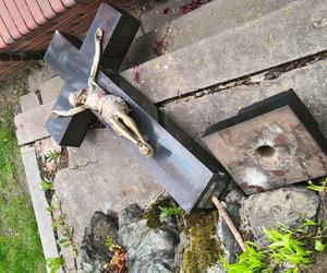 Zniszczony krzyż  w parafii Św. Jadwigi w Chorzowie