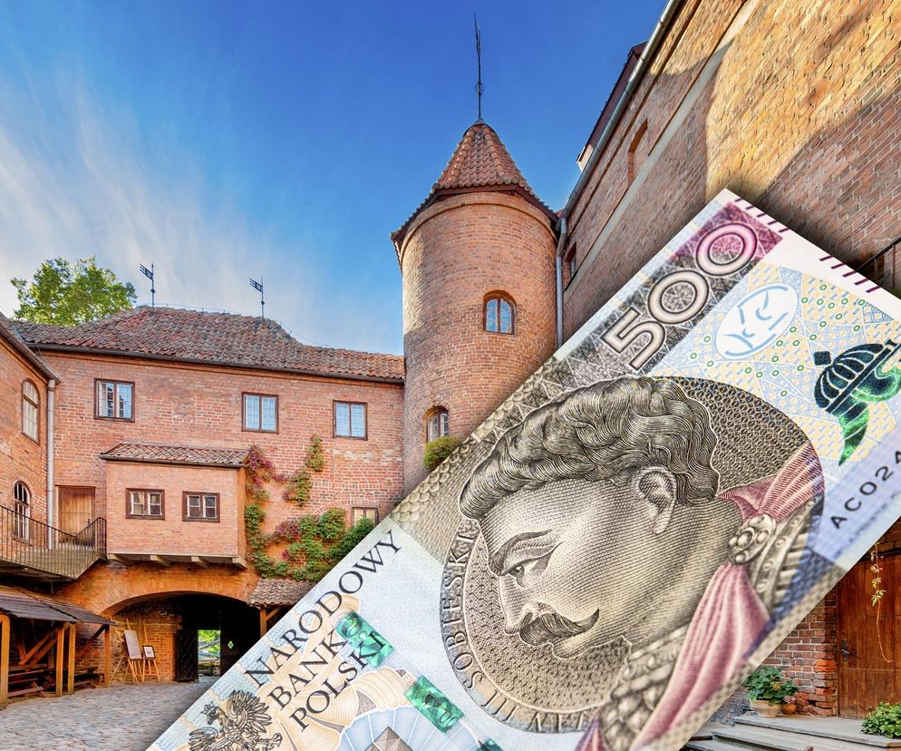 Dziedziniec zamku w Kętrzynie z okrągłą wieżą, częściowo przesłonięty banknotem 500 złotych, symbolizującym Warmińsko-Mazurski Bon Turystyczny, o którym przeczytasz więcej na portalu Super Biznes.