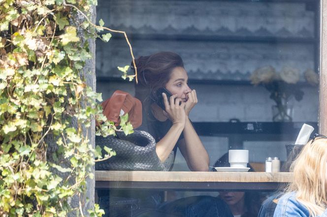 Małgorzata Socha stroi miny przy bajglu