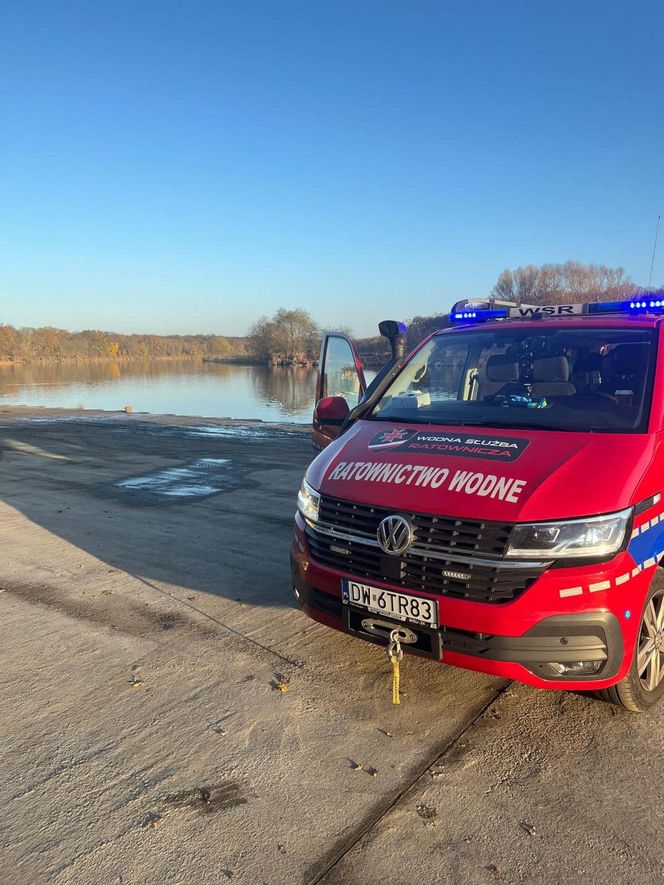 Wypadek we Wrocławiu. Auto wjechało do Odry. Wyciągnięto je po 3 miesiącach [ZDJĘCIA].