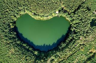 Jezioro w kształcie serca to atrakcja regionu. Zdjęcia zapierają dech w piersiach