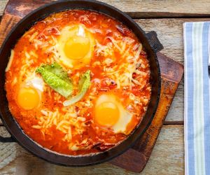 Jajka zapiekane z pomidorkami i fetą. Smakowite śniadanie gotowe w 20 minut