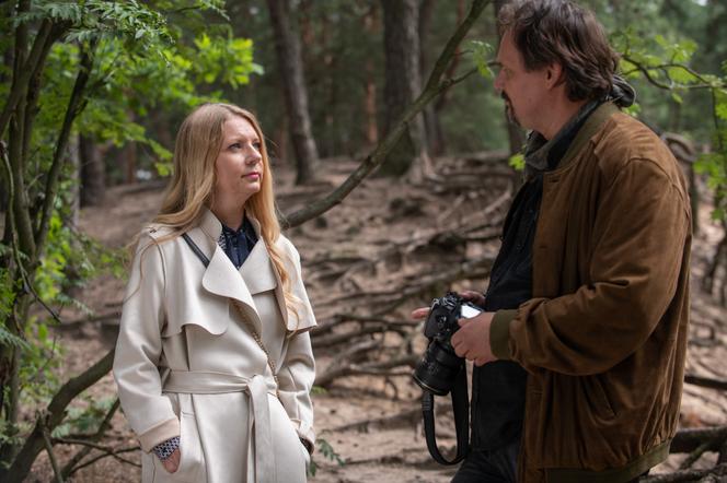 Na Wspólnej odc. 3127. Renata (Marta Jankowska), fotograf Roch (Piotr Łukawski)