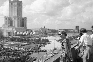 Czysty Pałac Kultury i Nauki w Warszawie - zobacz stare zdjęcia. Tak wyglądał bez warstwy brudu