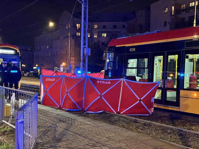 Wszedł na torowisko na czerwonym świecie. Przejechał go tramwaj. Zginął na miejscu