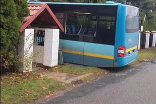 Autobus wjechał w samochody i budynek w Balinie