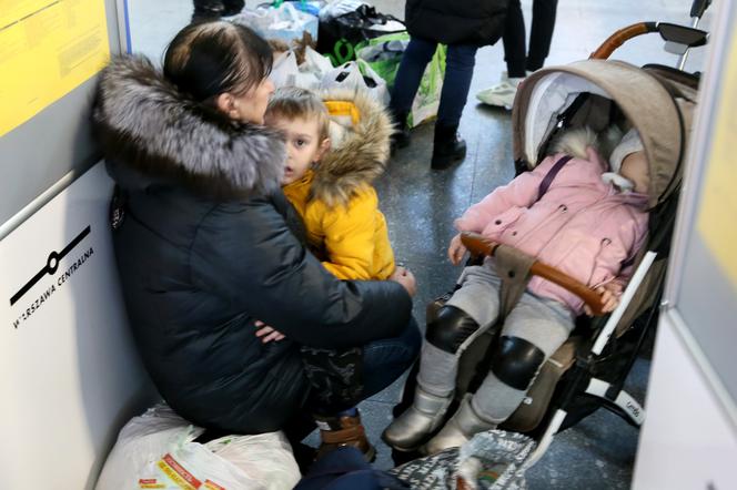 Horror na Centralnym. Bez prysznica, z dziećmi na posadzce. Dramatyczne historie uchodźców z Ukrainy