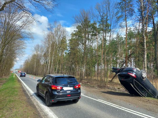 Pod Lubienią dachowało auto osobowe. Jedna osoba poszkodowana